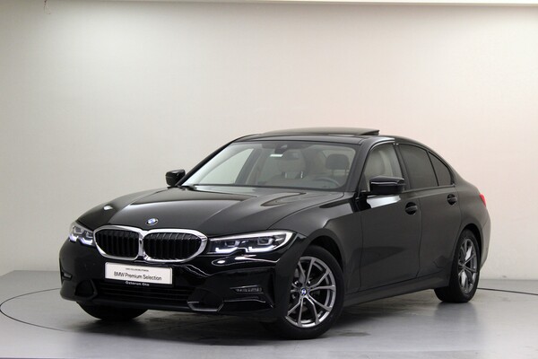 BMW 320i Sedan